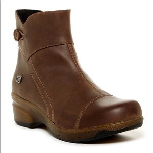 Keen Mora Mid Button Boot Size 9 Cascade Brown